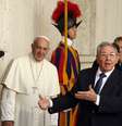 Francisco cumprimenta o presidente cubano, Raúl Castro, ao final da audiência no Vaticano  Foto: AP