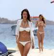 De biquíni, Alessandra Ambrosio chama a atenção de fotógrafos  Foto: The Grosby Group