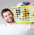 Dicas especiais ajudam a fazer o namorado ou marido contribuir mais com as tarefas do lar   Foto: Shutterstock 