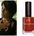 Do terceiro lugar em março para primeiro em abril, está o esmalte vermelho da Beatriz (Gloria Pires), de Babilônia. É a cor Donna (024), da coleção BemGlô, da Alta Moda É... Preço: R$ 7. Informações: 0800-0212652  Foto: TV Globo / Divulgação