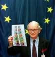 Foto de arquivo de Alexandre Lamfalussy , em 1996, com cópia das notas do euro.  Foto: Arnd Wiegmann / Reuters