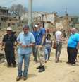 Sílvio Aparecido da Silva (de camisa quadriculada) caminha entre escombros do primeiro terremoto  Foto: Sílvio da Silva / Arquivo Pessoal