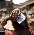 Mulher ferida em terremoto no dia 12 de maio caminha para hospital em Sankhu, no Nepal  Foto: Navesh Chitrakar / Reuters