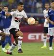 Manoel acompanha jogada de Denilson no Mineirão  Foto: Douglas Magno / AFP