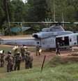 Soldados nepaleses retirando suprimentos de helicóptero norte-americano.   12/05/2015  Foto: Hernan Vidana / Reuters