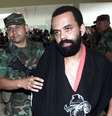 Fernandinho Beira Mar é conduzido por um soldado da base militar em Marandua, no departamento de Vichada, na Colômbia, em 22 de abril de 2001  Foto: Scott Dalton / AP
