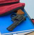 Pistola foi descoberta quando a menina tirou a arma de sua mochila na creche  Foto: Cronica.ar / Reprodução