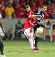 Foto registra o momento que D'Alessandro acertou o chutaço do segundo gol  Foto: Jefferson Bernardes / AFP