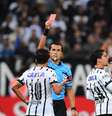 Jadson deixou a mão no rosto de Benítez  Foto: Sergio Barzaghi / Gazeta Press