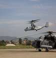Helicópteros dos EUA em operação no aeroporto de Katmandu, no Nepal. 14/05/2015  Foto: Navesh Chitrakar / Reuters