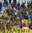 Pequena torcida do Guaraní fez muita festa na Arena Corinthians  Foto: Nelson Almeida / AFP
