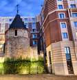 A Torre Negra - Um dos mais bem preservados pontos remanescentes do primeiro muro que circundou Bruxelas, a Torre Negra fica no Palácio de Santa Catarina, atrás da igreja de mesmo nome. A construção fez parte da primeira linha de fortificações da cidade, datada do século XIII, e resistiu a criação de uma nova doca na cidade, no século XVI, ao contrário do restante do muro  Foto: Sergey Dzyuba/Shutterstock
