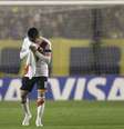 Martinez e outros jogadores do River ficaram com dificuldades para abrir os olhos após o intervalo  Foto: David Fernandez / EFE