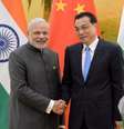 Primeiro-ministro chinês, Li Keqiang (direita), e  premiê indiano, Narendra Modi, durante encontro em Pequim.  15/05/2015  Foto: Kenzaburo Fukuhara / Reuters