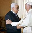 Pontífice disse a Abbas que havia pensado nele porque o líder palestino "é um anjo de paz"  Foto: Alberto Pizzoli / Reuters