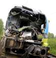 Destroços de um trem que colidiu com um veículo agrícola na Alemanha  Foto: Marcel Kusch / AP