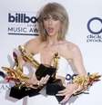 Taylor Swift posa com seus prêmios após evento da Billboard. 17/05/2015  Foto: L / Reuters