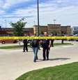 Policial escoltando um homem na cena do tiroteio em Waco, no Texas. 18/05/2015  Foto: Waco Police Department / Reuters