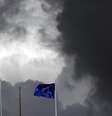 Bandeiras da Grécia e União Europeia vistas em Atenas  Foto: Kostas Tsironis / Reuters