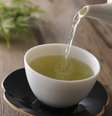 Os chás digestivos fornecem uma mistura de fitoquímicos que “tem como função melhorar a atividade do fígado e, assim, acelerar a detoxificação do álcool”, como informou a nutricionista Alessandra. Entre as opções estão o chá verde e o de hibisco  Foto: iStock