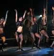 Chicago - Um dos musicais mais aclamados da Broadway, Chicago faz temporada a bordo do maior navio de cruzeiros do mundo, o Allure of the Seas, da Royal Caribbean International. A história satiriza a corrupção na justiça dos anos 1920 nos Estados Unidos. O enredo gira em torno de duas dançarinas rivais presas por assassinato. A peça é repleta de dança, sensualidade e música  Foto: Royal Caribbean International/Divulgação