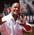 Actor Dwayne "The Rock" Johnson poses after putting his hands in cement during his hand and footprints ceremony in the forecourt of the TCL Chinese Theatre in celebration of his new movie "San Andreas," in Hollywood, California May 19, 2015.  Foto: Danny Moloshok / Reuters