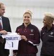 Príncipe William ganha das jogadoras do time de futebol da Inglaterra uma camisa com o nome da sua filha, a princesa Charlotte  Foto: Bradley Ormesher / Reuters