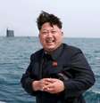 Kim Jong Un, em frente a um submarino, para acompanhar teste de lançamento de míssil no começo de maio  Foto: KCNA / Reuters