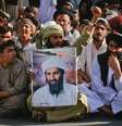 Membros da al-Qaeda segurando foto de Osama bin Laden após notícia da sua morte, em Quetta, no Paquistão.   02/05/2011  Foto: Naseer Ahmed / Reuters