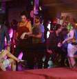 Thiago Fragoso (de camisa) dança em festa de diretora de Babilônia  Foto: Dilson Silva e Delson Silva / AgNews