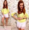 Look básico combina moletom amarelo com short branco  Foto: Blog da Sophia Abrahão / Reprodução