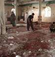 Pessoas analisam destroços após ataque em mesquita saudita Imam Ali.  22/5/2015.  Foto: Stringer / Reuters