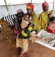 Pacientes refugiados de Burundi aguardam tratamento numa clínica improvisada em Kigoma, no oeste da Tanzânia. 19/05/2015  Foto: Thomas Mukoya / Reuters