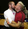 Casal se beija durante votação na Irlanda  Foto: AFP