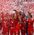 Jogadores levantam o troféu do Alemão em meio a muita festa após vitória por 2 a 0 sobre o Mainz  Foto: Michael Dalder / Reuters