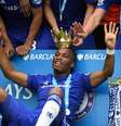 Na comemoração, Drogba foi coroado e fez a festa com a taça do Inglês  Foto: Michael Regan / Getty Images