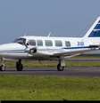 Na imagem, um bimotor Embraer 820C, similar ao que levava Huck e Angélica  Foto: Michael Malone/JetPhotos.net / Reprodução
