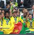 Jogadores do Norwich City levantam troféu após vitória sobre o Middlesbrough, que deu ao time o acesso à primeira divisão do Campeonato Inglês. 25/05/2015  Foto: Action Images / Reuters