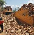 Menino nepalês anda entre destroços de casas destruídas no terremoto de 25 de abril na vila Pauwathok, distrito Sindhupalchok, Nepal  Foto: Manish Swarup / AP