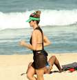 Fernanda Lima corre na praia do Leblon, no RJ, nesta terça-feira (26)  Foto: J. Humberto / AgNews