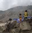 Crianças nepaleses perto de abrigo após o terremoto de 25 de abril  Foto: Athit Perawongmetha / Reuters