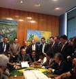 Eduardo Cunha (sentado na ponta) com integrantes do MBL e deputados de oposição  Foto: Facebook / Reprodução