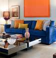 Montada com combinação de azul e cores quentes, esta sala inclui detalhes naturais e objetos decorativos modernos  Foto: Viva Decora / Divulgação