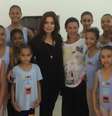 Françoise Forton e Monica Tarragó entre integrantes do projeto Ballet Paraisópolis: unidas pela dança e por melhorias sociais  Foto: Arquivo Pessoal