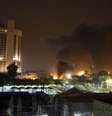 Fumaça no local de ataque com carro-bomba em Bagdá nesta quinta-feira  Foto: Ahmed Saad / Reuters