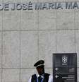 Combinação de fotos da fachada do prédio da CBF no Rio de Janeiro com e sem o nome "José Maria Marin". 27/05/2015  Foto: Ricardo Moraes / Reuters