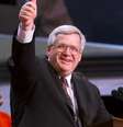 Dennis Hastert teve relações sexuais com um aluno na época em que era professor


  Foto: Reuters