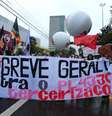 Manifestantes fecharam a avenida Nações Unidas, na zona sul  Foto: Marcos Bezerra / Futura Press