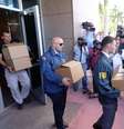 Agentes do FBI fazem operação na sede da Concacaf, em Miami  Foto: Diego Urdaneta / AFP