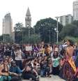 Grávida aos sete meses, a artista plástica Renata Bernardes (com o microfone à mão) defendeu a legalização do aborto  Foto: Janaina Garcia / Terra